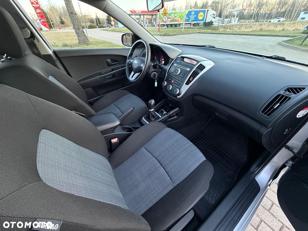 Kia Ceed 1.6 CRDi 90 Vision - 27