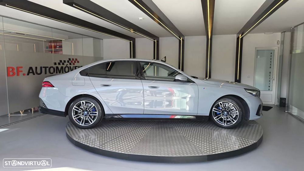 BMW 530 e Pack Desportivo M - 8