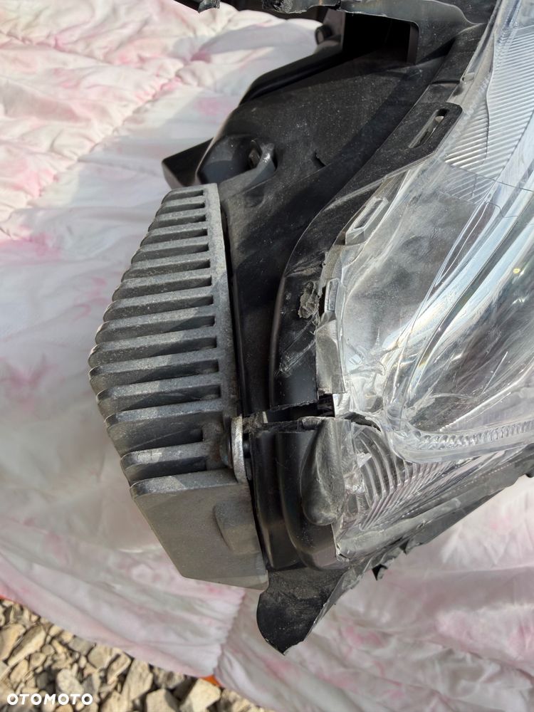 Lampa prawa Chrysler Pacyfica Limited xenon uszkodzona - 3