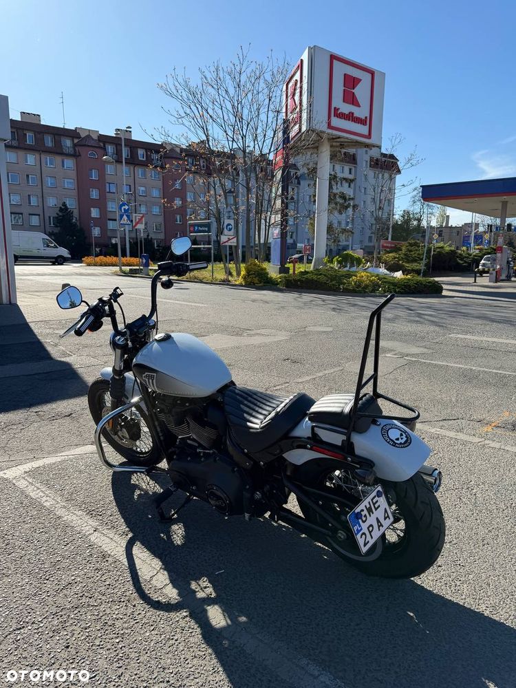 Harley-Davidson Softail Street Bob - 2