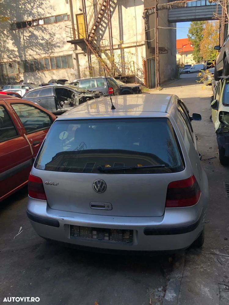 Dezmembrez VW Volkswagen Golf 4 gri argintiu 2002 4 usi - 6