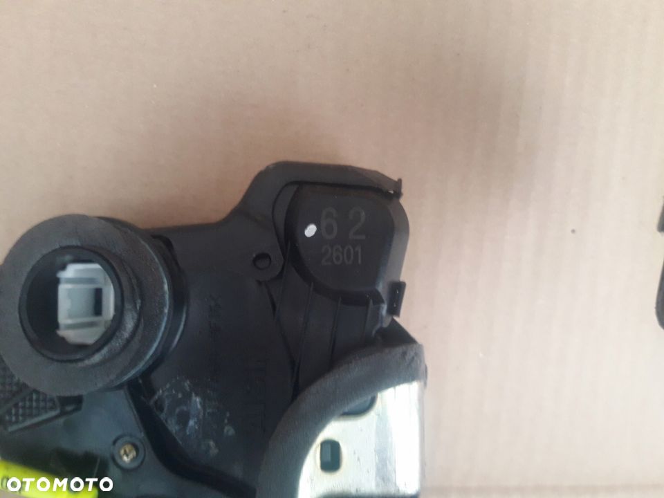 COROLLA E12 HB ZAMEK DRZWI PRAWY PRZÓD 2 PIN EURO - 6