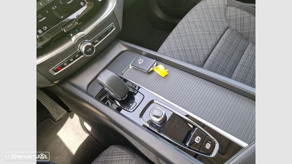 Volvo XC 60 2.0 B4 Momentum Plus — fotografia 14