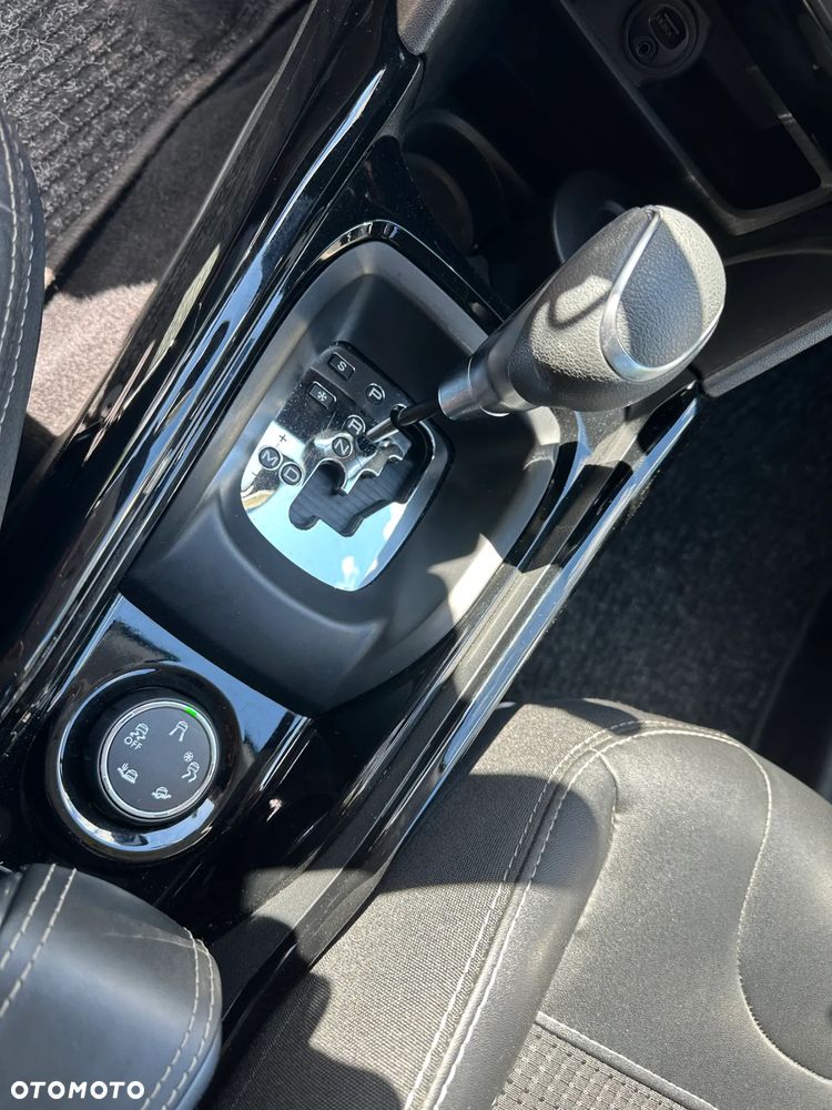 Peugeot 2008 1.2 Pure Tech GPF Allure S&S EAT6 - 26