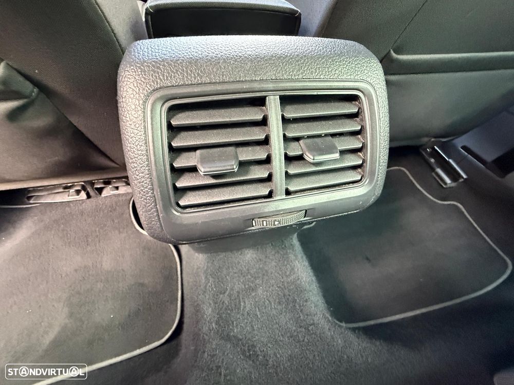 VW Golf Variant 1.6 TDi Highline DSG - 47