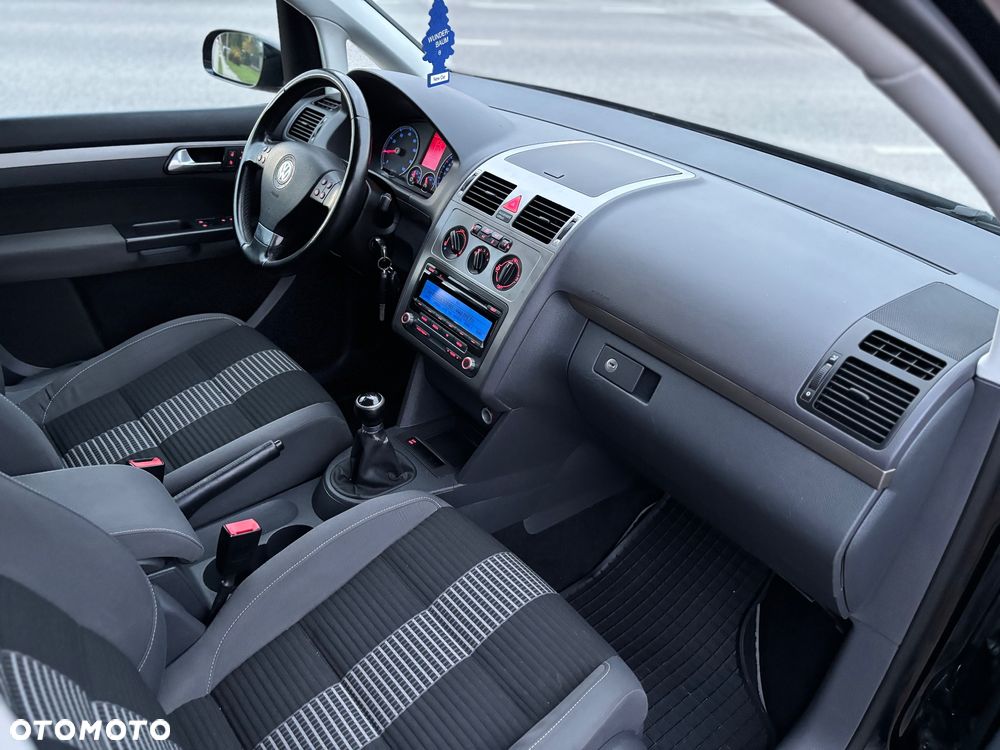 Volkswagen Touran - 10