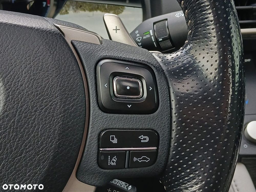 Lexus RC 200t / 300 F Sport - 31