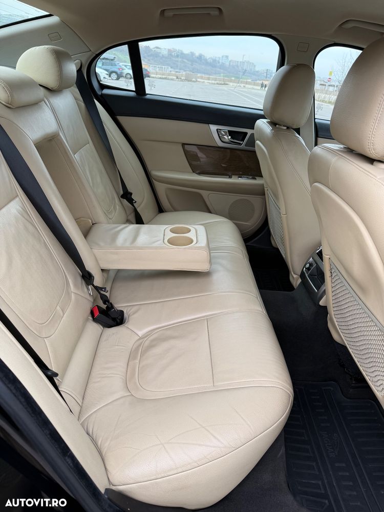 Jaguar XF 2.2D Premium Luxury - 7