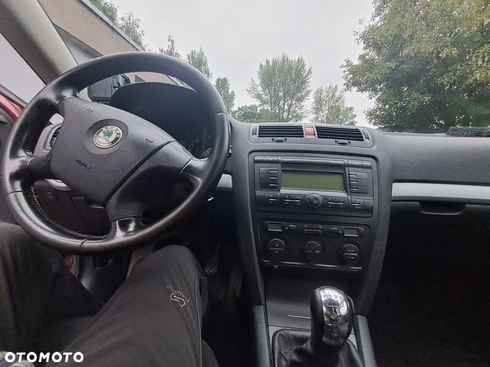 Skoda Octavia 1.6 Ambiente - 10