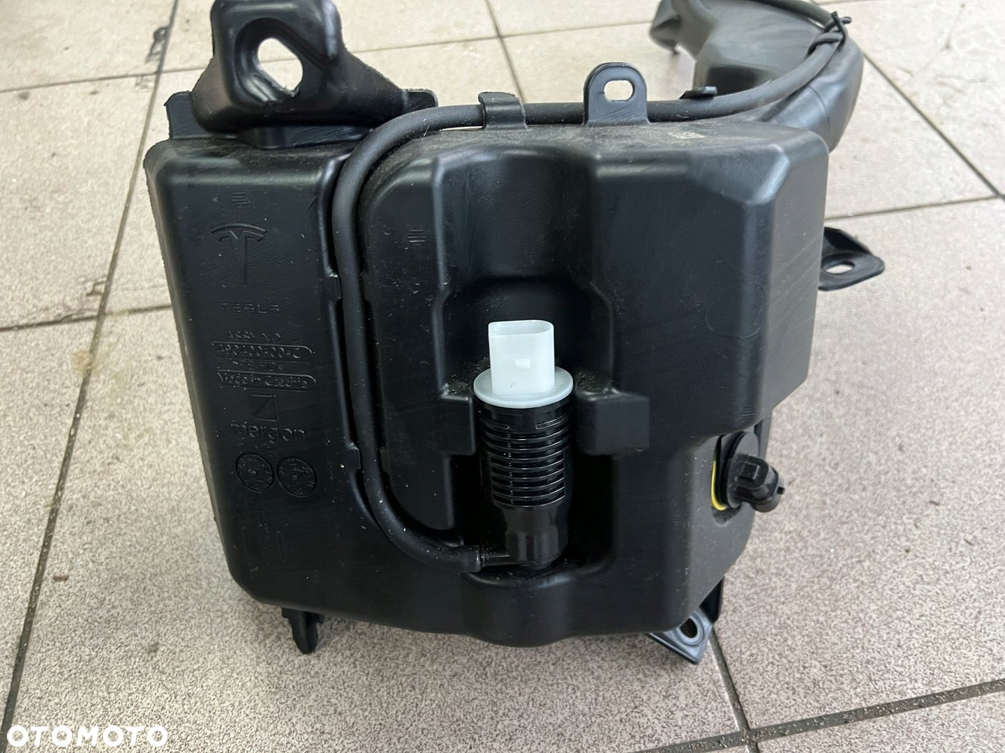 TESLA MODEL Y 20- ZBIORNICZEK PŁYNU SPRYSKIWACZY 1490400-00-C - 2