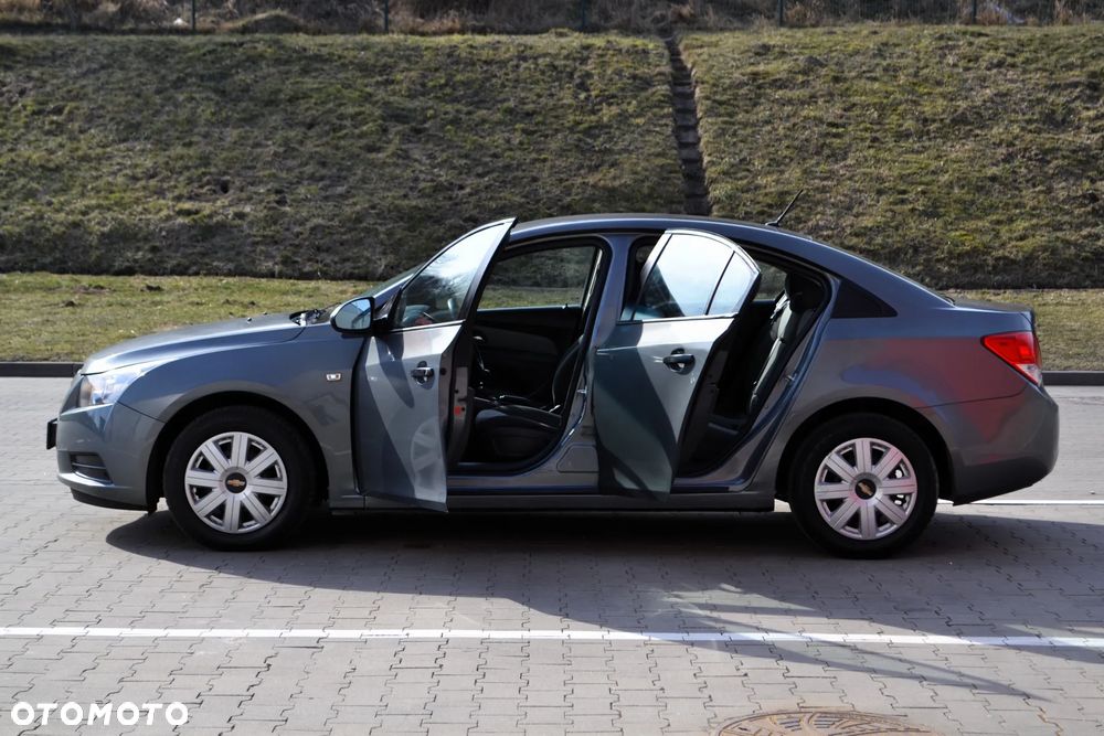 Chevrolet Cruze 1.6 Base - 28