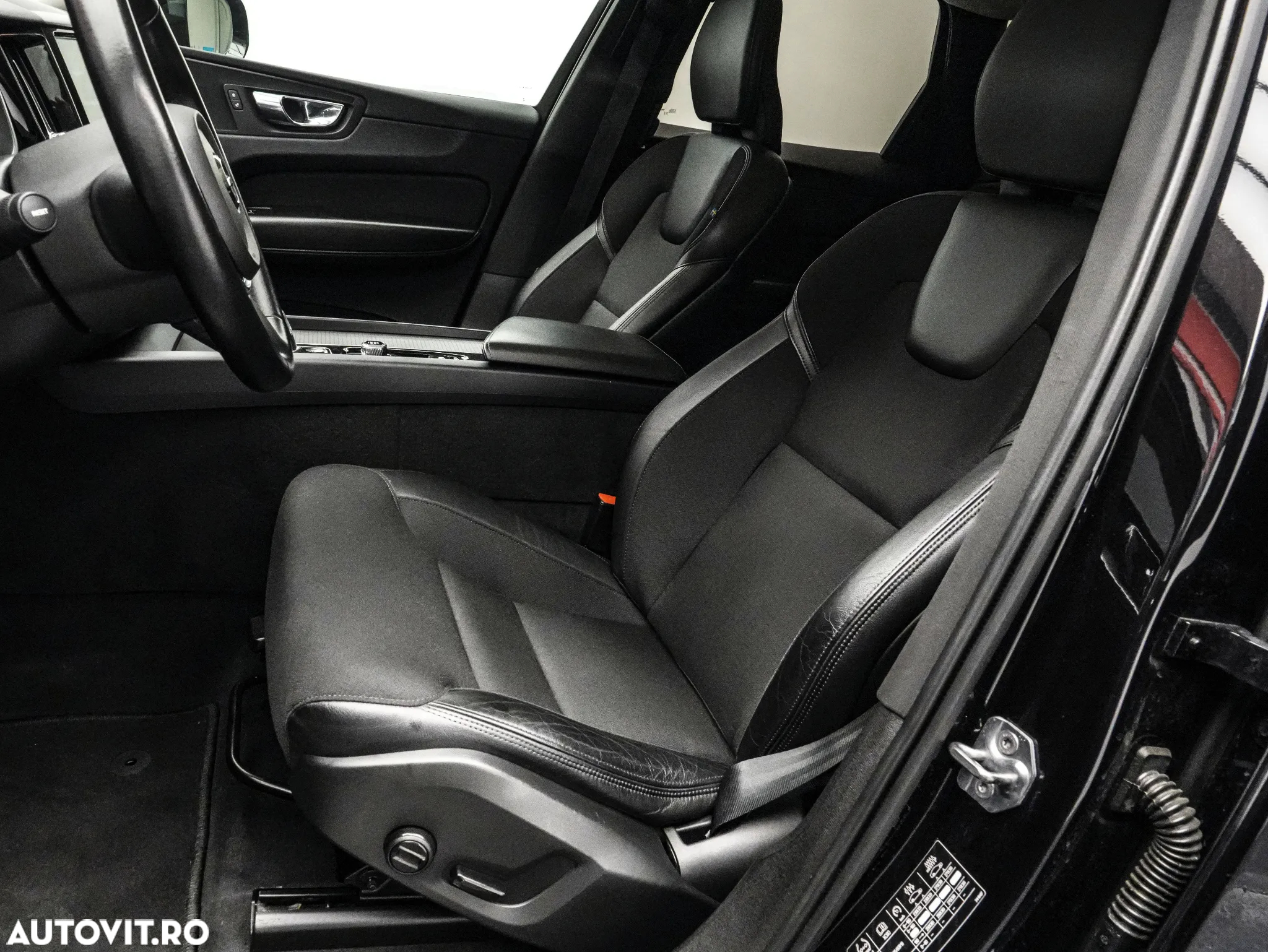 Volvo XC 60 T8 Twin Engine AWD Momentum Pro - 14