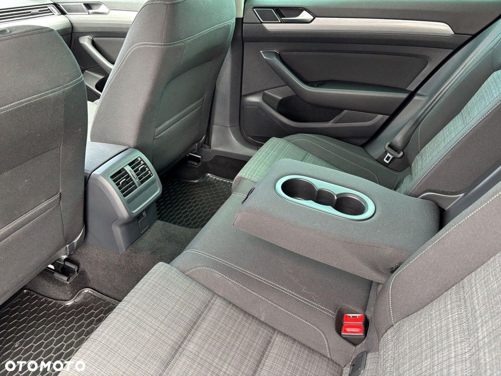 Volkswagen Passat Variant 2.0 TDI SCR Elegance DSG - 19
