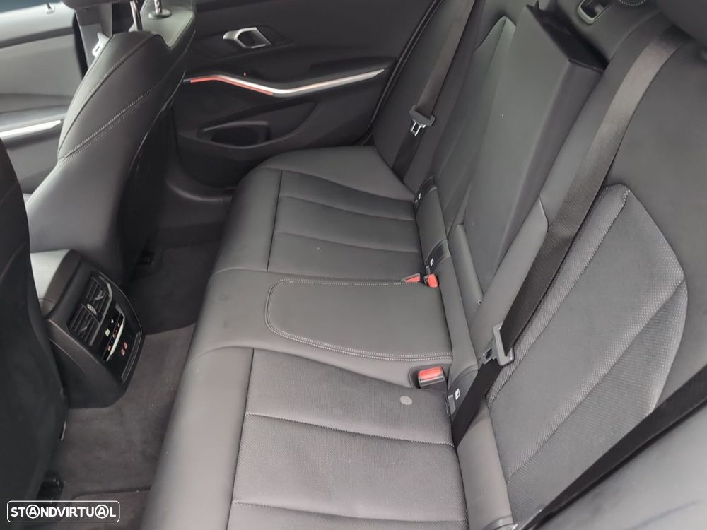 BMW 330 e Pack Desportivo M Auto - 13
