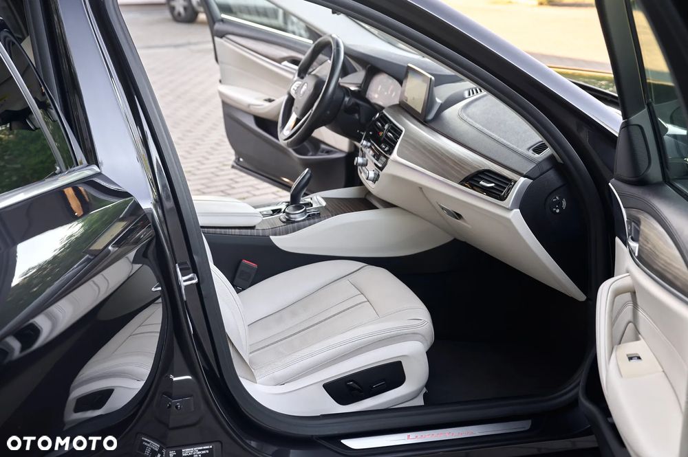 BMW Seria 5 525d Luxury Line - 13