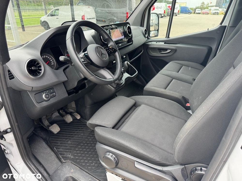 Mercedes-Benz Sprinter - 14