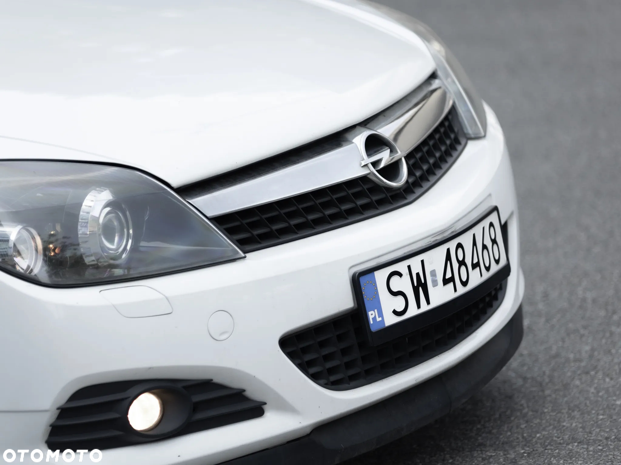 Opel Astra GTC 1.6 Black&White - 32