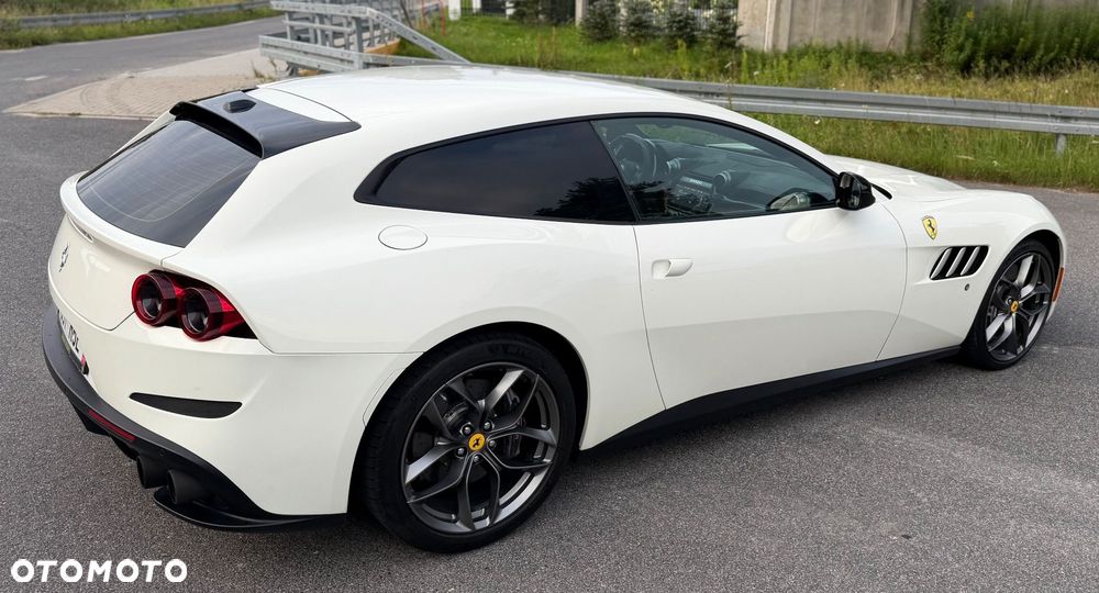 Ferrari GTC4Lusso - 11