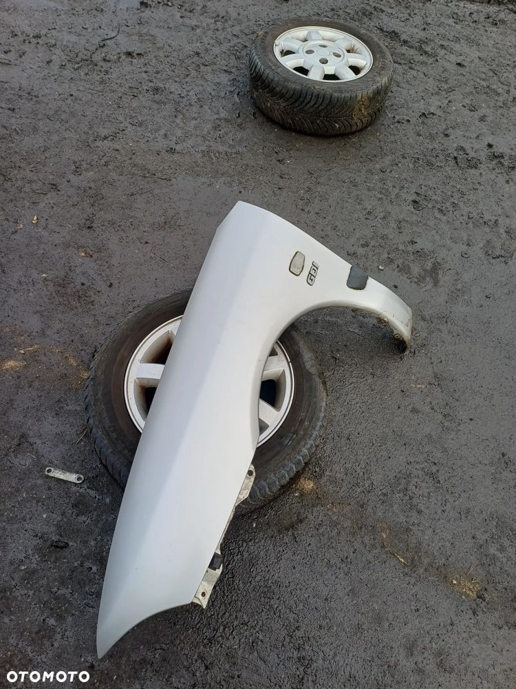 Błotnik  lewy przedni Mitsubishi Carisma 2003r - 4