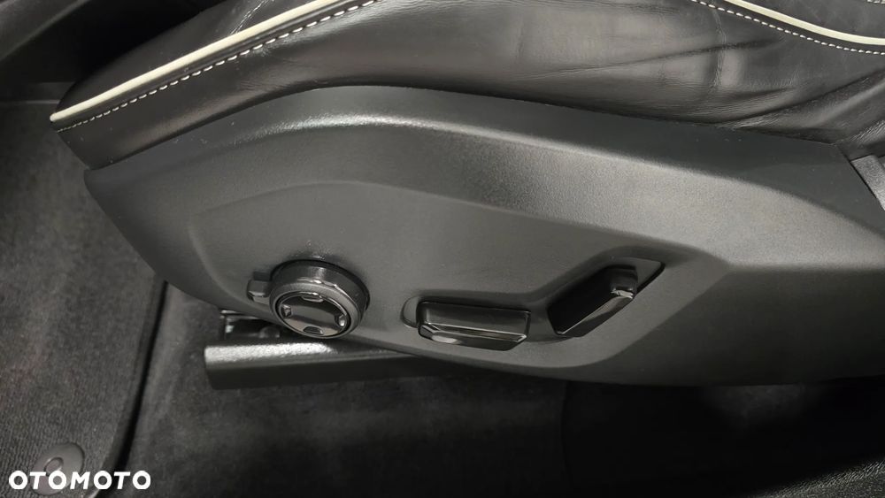 Volvo XC 60 B4 D AWD Ultimate Dark - 16