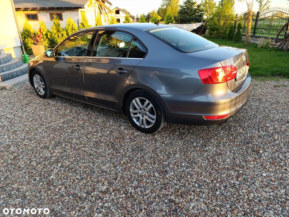 Volkswagen Jetta - 1