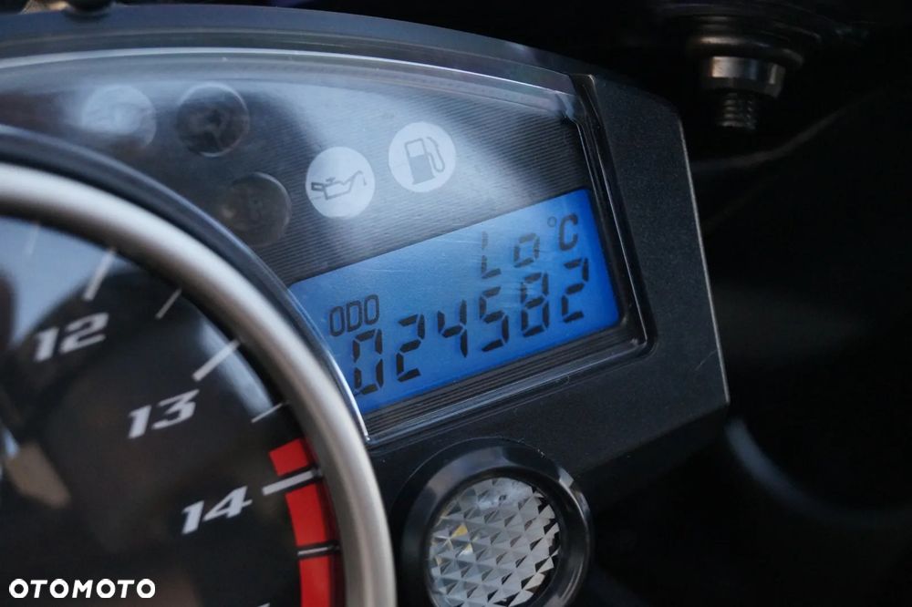 Yamaha R1 - 15