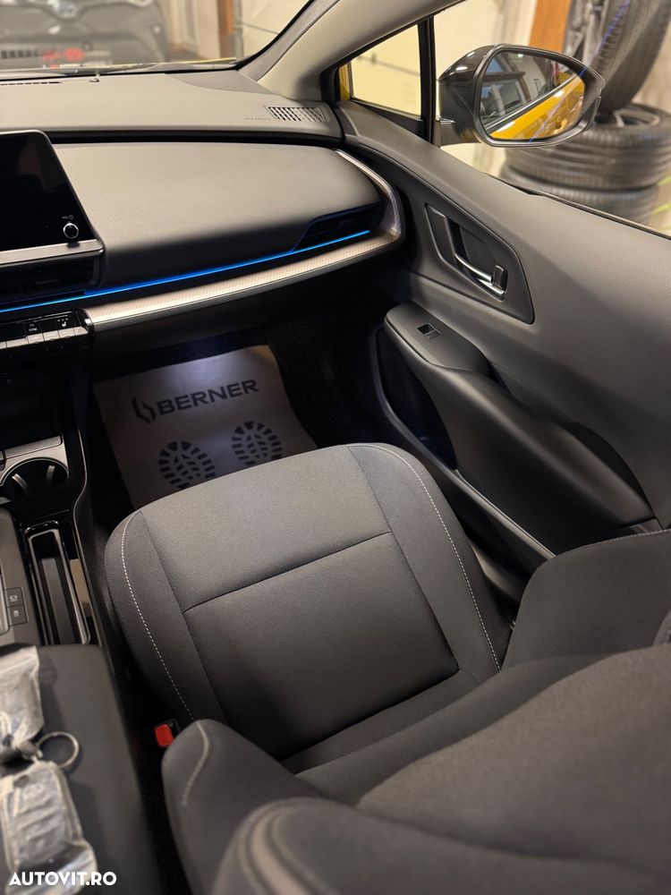 Toyota Prius Hybrid Advanced - 13