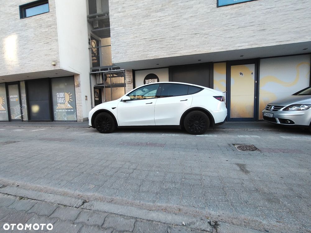 Tesla Model Y - 10