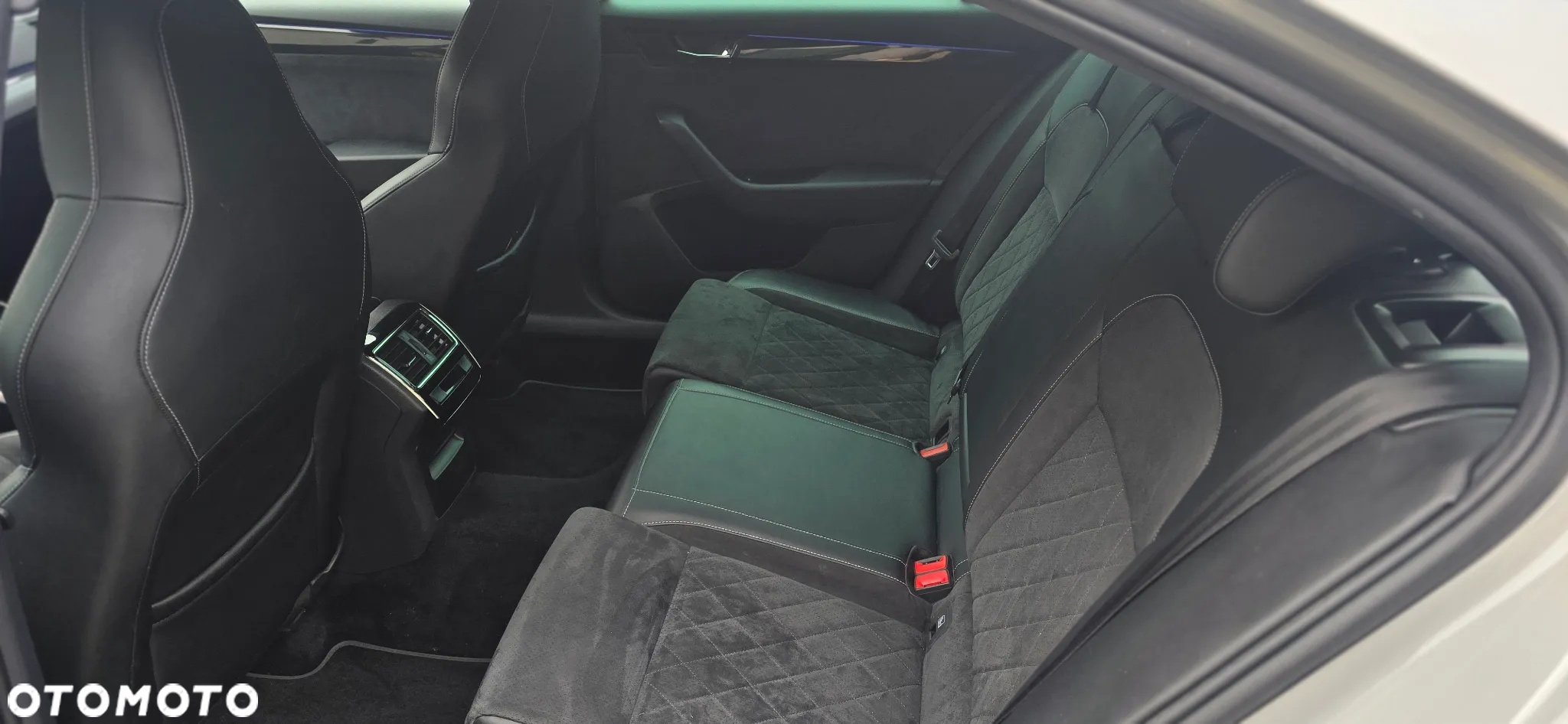 Skoda Superb 2.0 TDI Sportline DSG - 33