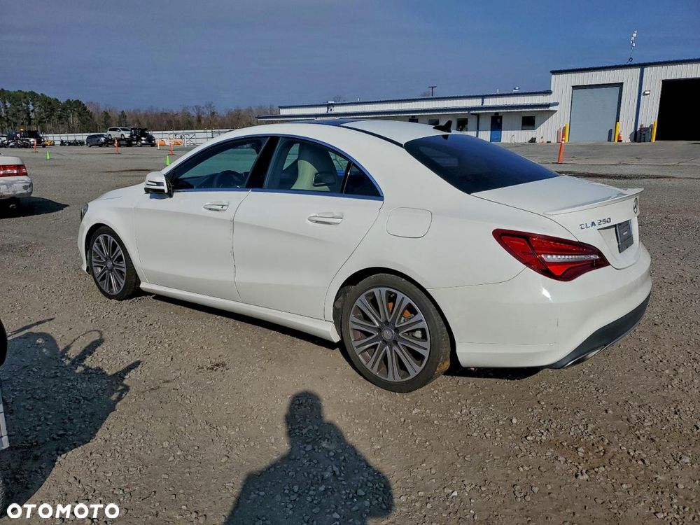 Mercedes-Benz CLA 250 4Matic 7G-DCT - 3