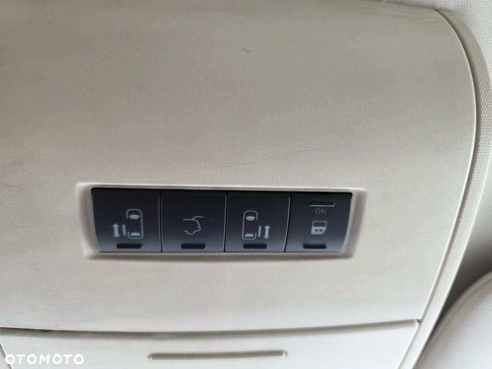 Chrysler Town & Country - 17