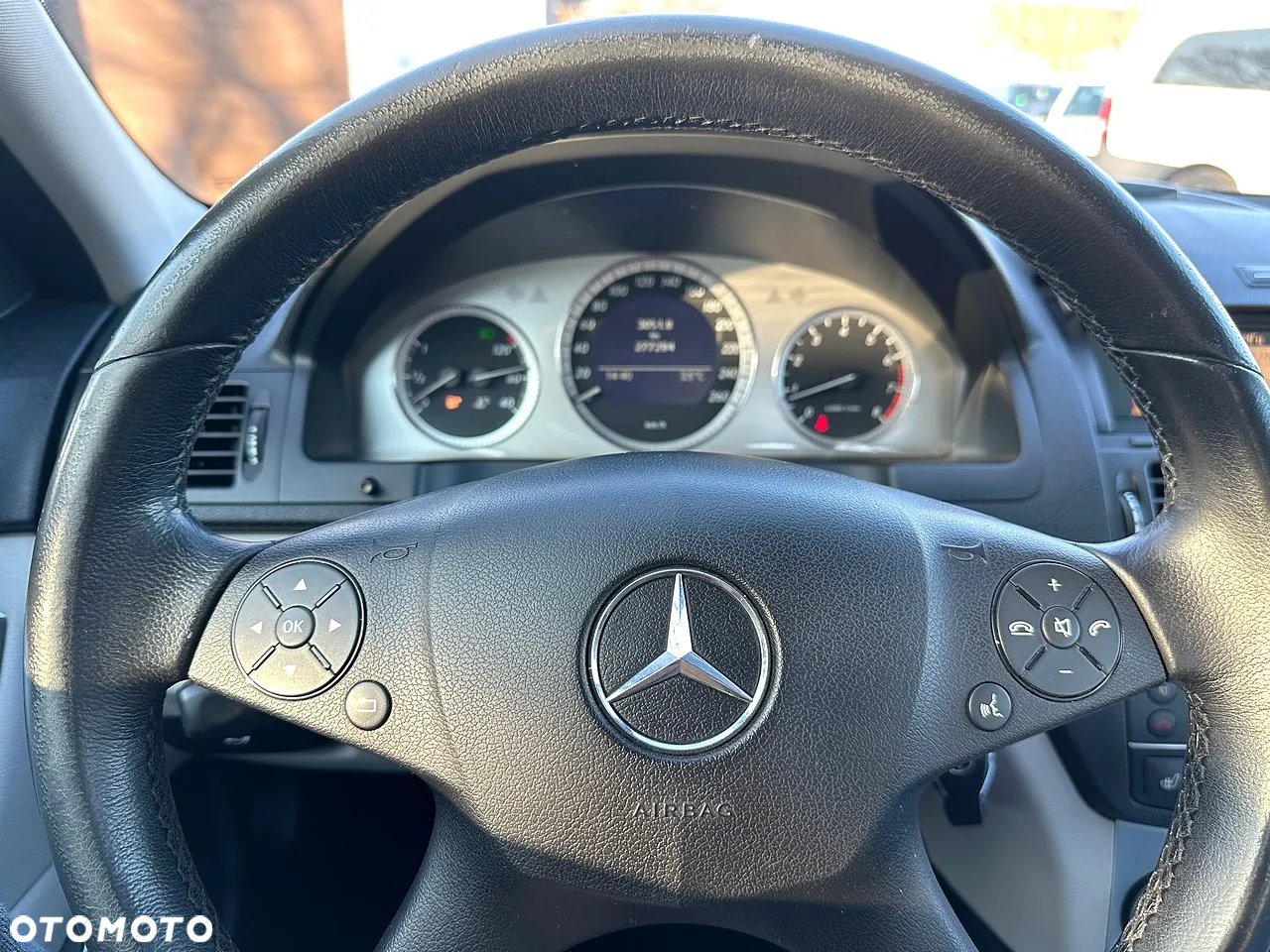 Mercedes-Benz Klasa C 180 CGI BlueEff - 18