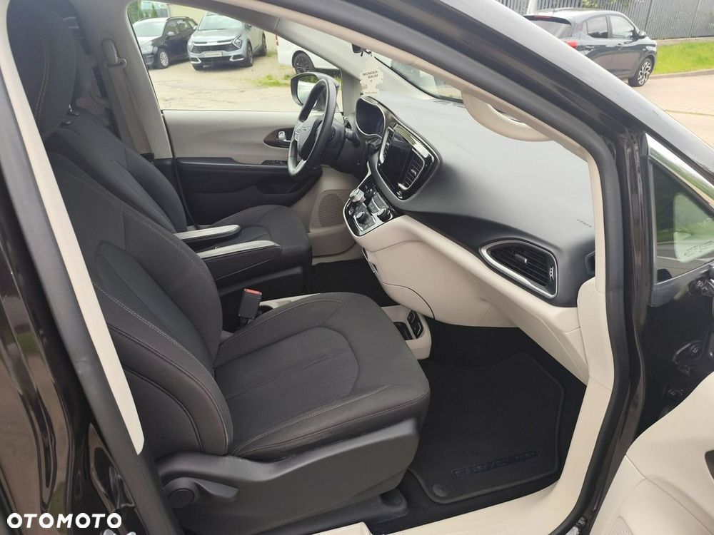 Chrysler Pacifica - 21
