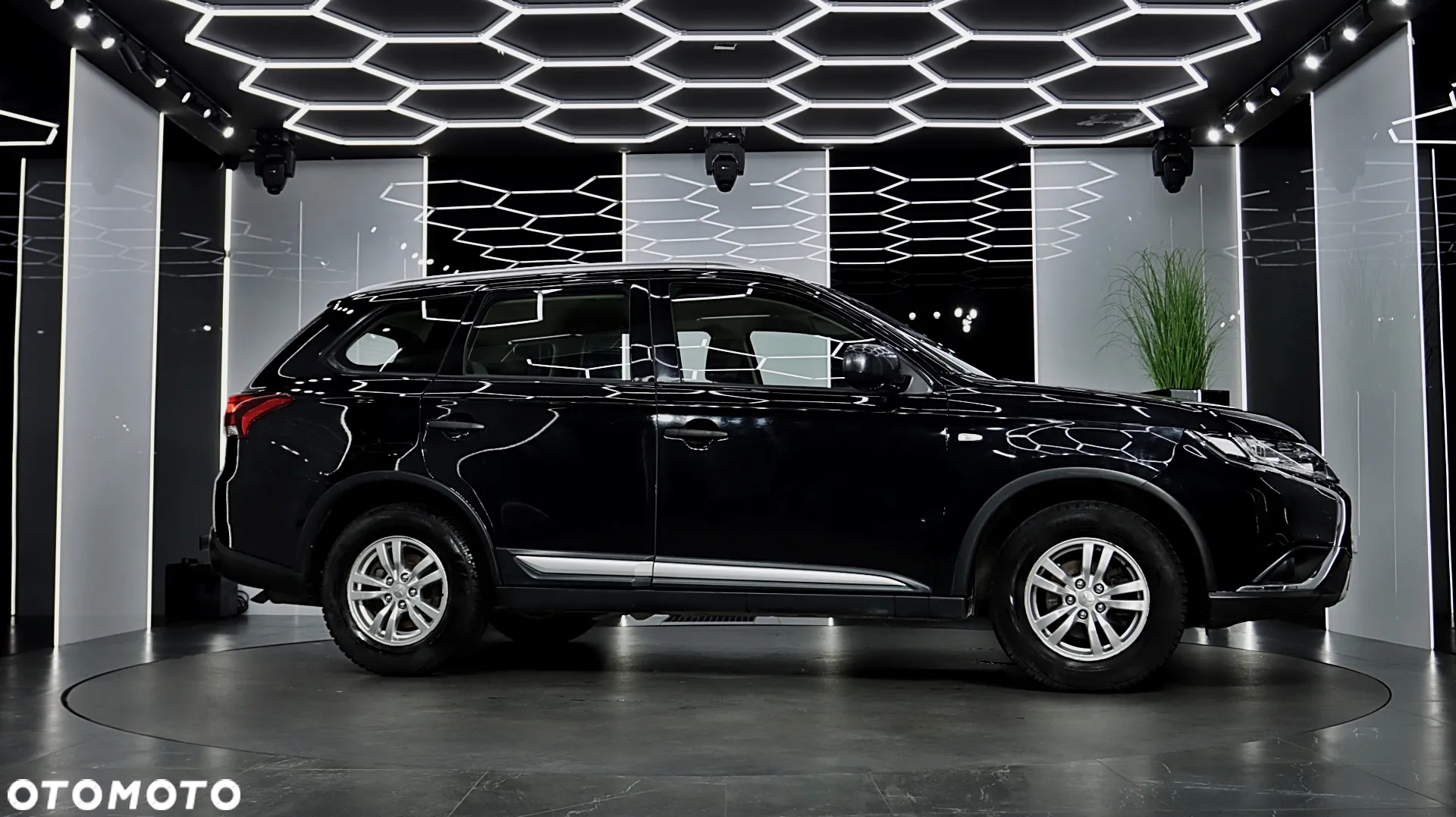 Mitsubishi Outlander 2.0 Invite + 2WD - 10