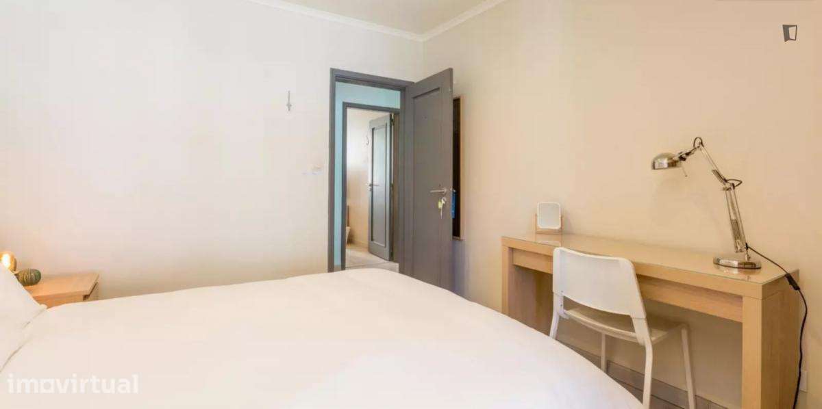 Quarto - localizado em Intendente Lisbon - Grande imagem: 2/10