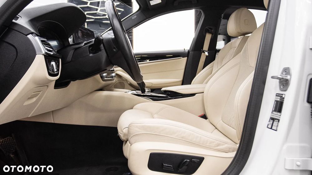 BMW Seria 5 520i mHEV - 15