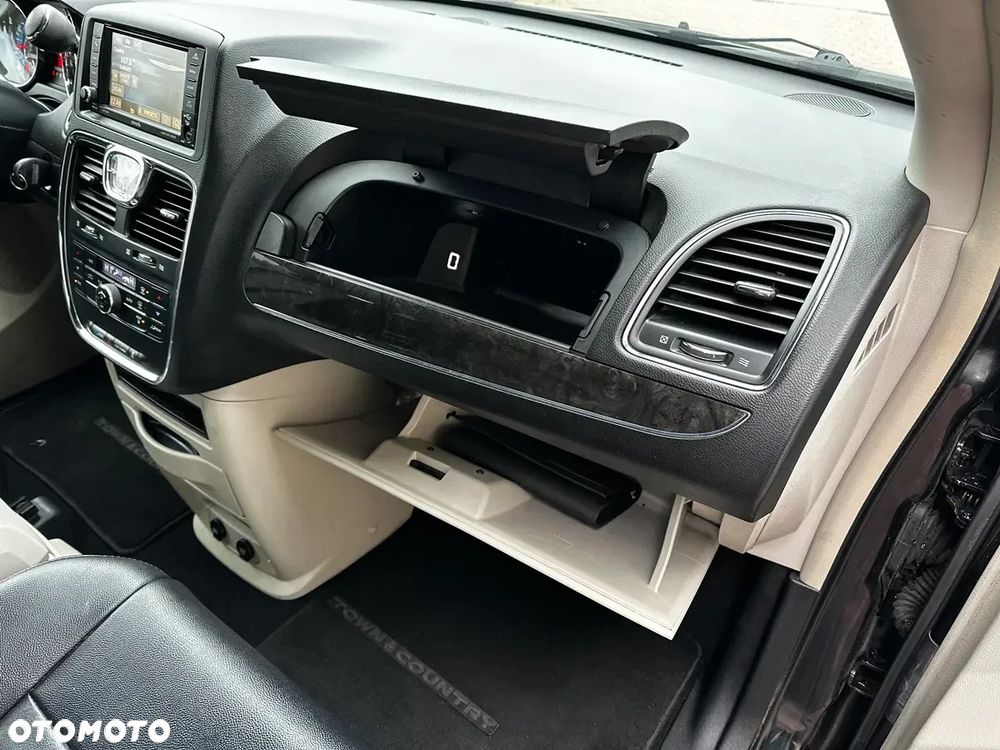 Chrysler Town & Country - 29