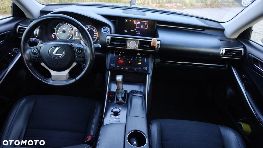 Lexus IS 300h Comfort - 11