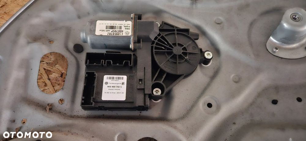 VW Caddy 2K III 2003-  Plansza drzwi przednia prawa Podnośnik szyby przód prawy Silniczek podnośnika Głośnik drzwi Moduł Sterownik 1K0959792C 1T0959702 EUROPA - 3