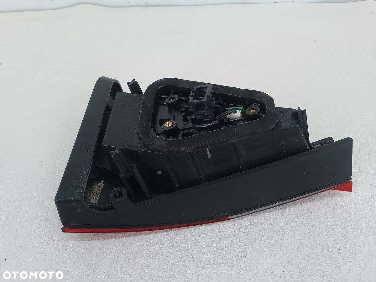 LAMPA TYLNA PRAWA W KLAPE SKODA SUPERB III KOMBI - 2
