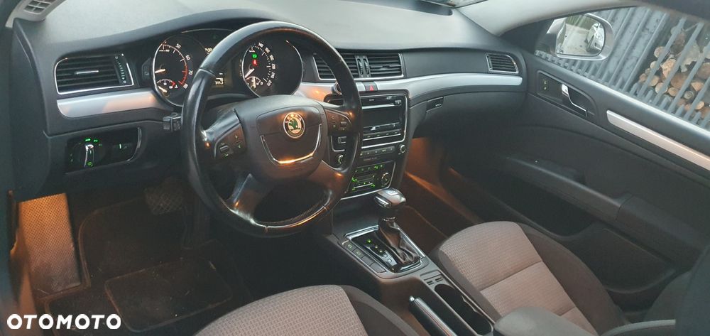 Skoda Superb 2010 photo 5