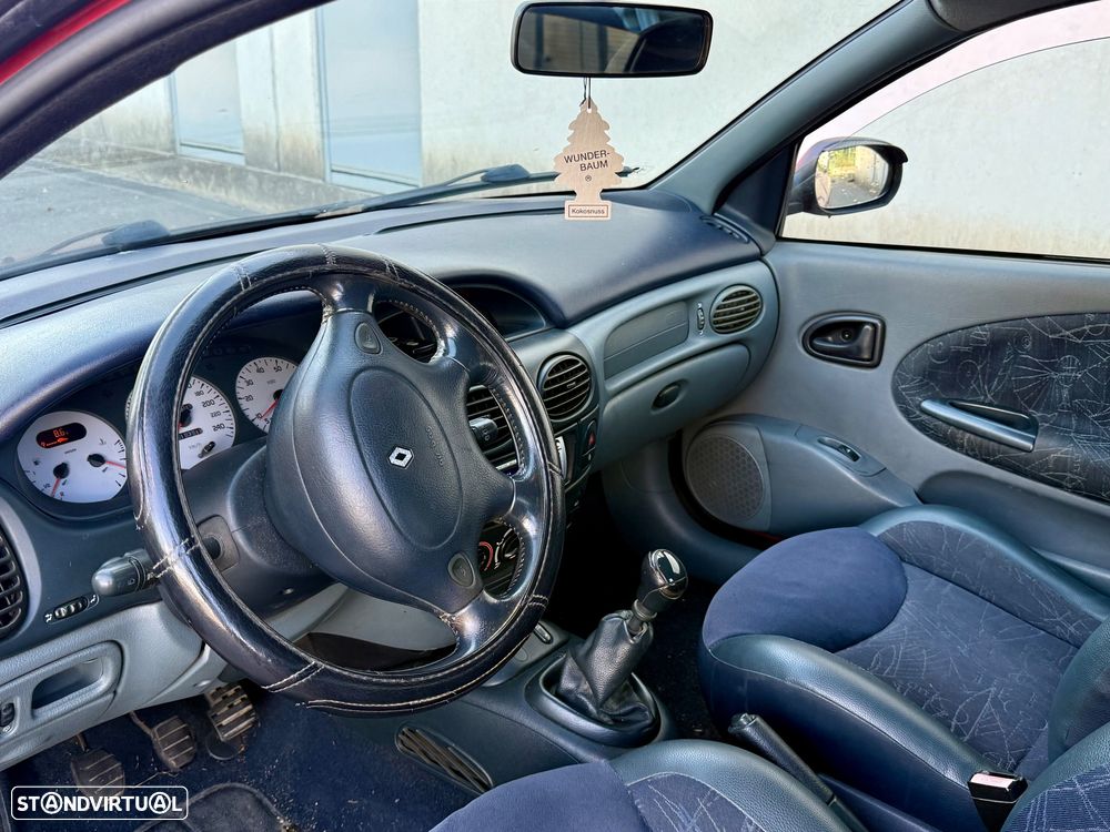 Renault Mégane Coupe 2.0 16V - 17