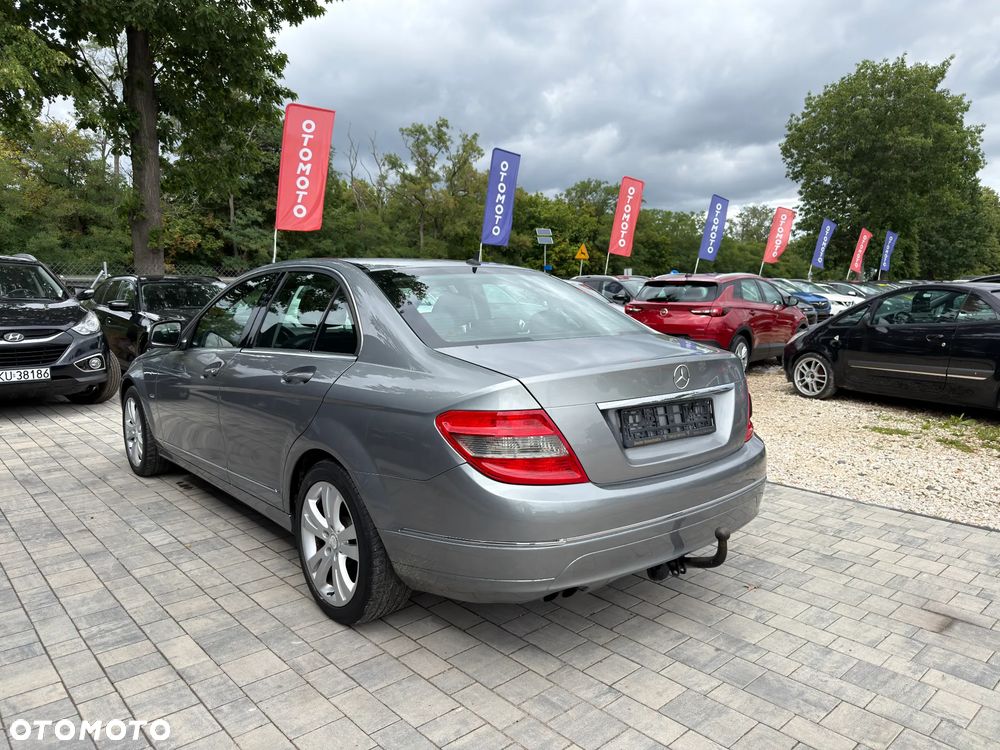 Mercedes-Benz Klasa C 180 CGI BlueEFFICIENCY Avantgarde - 23