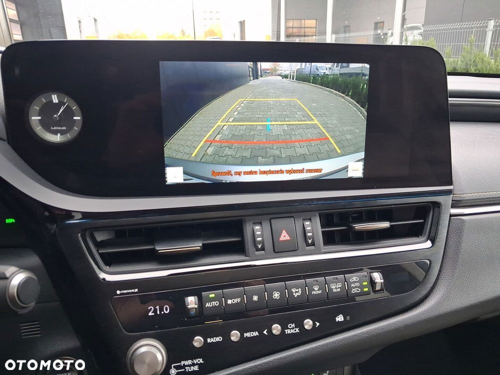 Lexus ES 300h Business Edition - 16