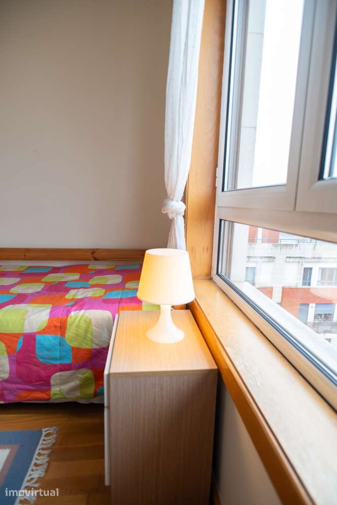 Quarto mobilado em apartamento duplex no Parque das Nações - Grande imagem: 2/10
