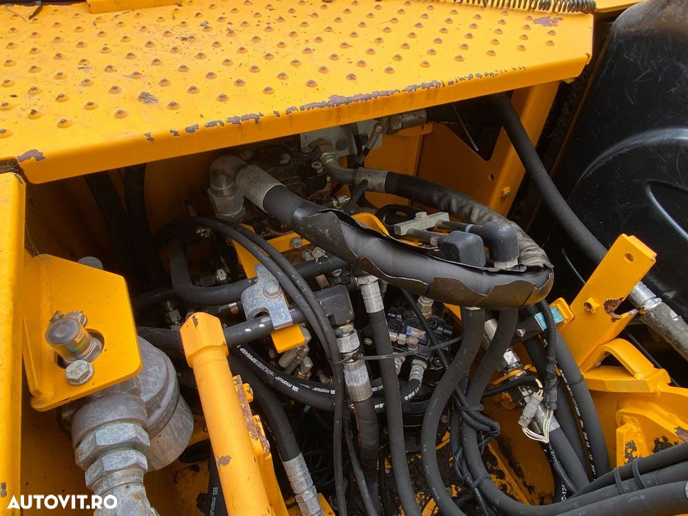 JCB JS130 Excavator - 3