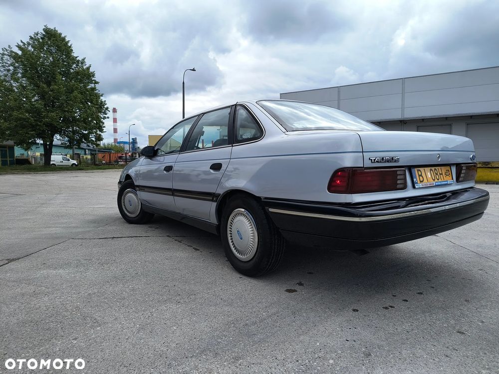Ford Taurus 3.0 GL - 6