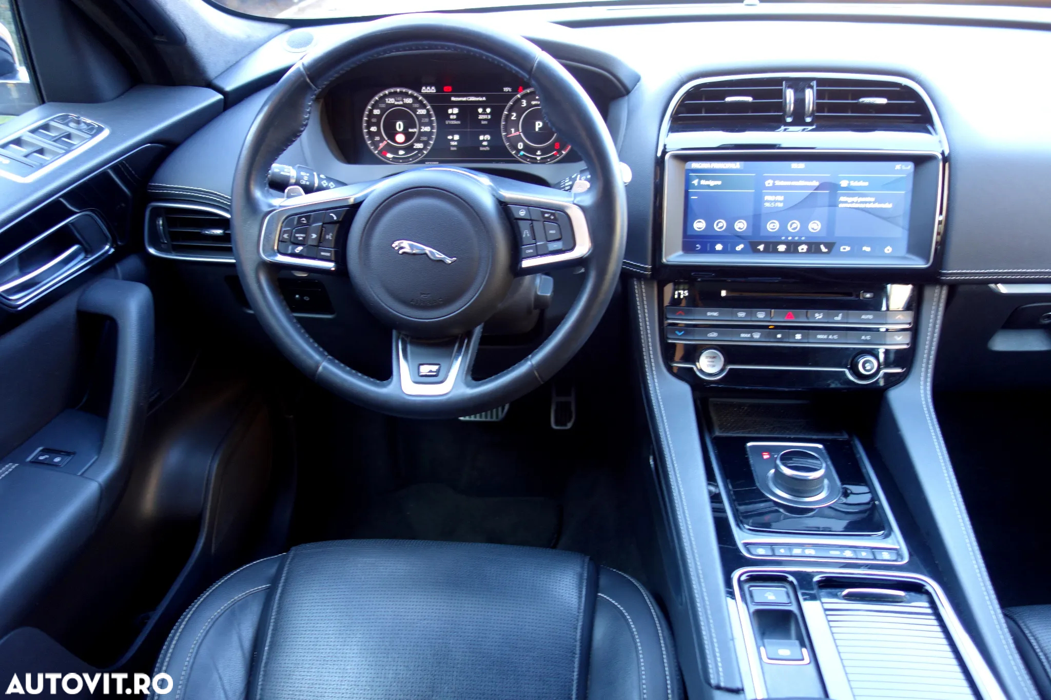 Jaguar F-Pace 25t AWD R-Sport - 13