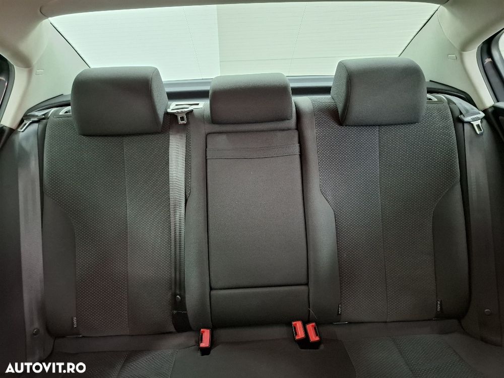 Volkswagen Passat 1.6 TDI DPF BlueMotion Technology Comfortline - 16