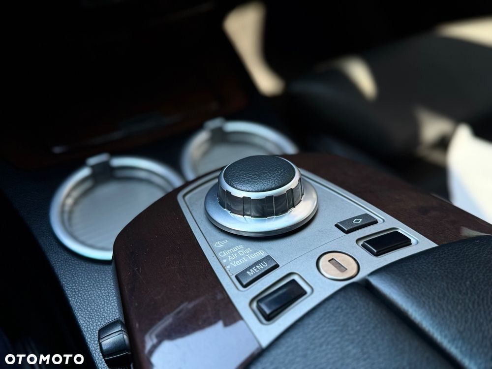 BMW Seria 7 750i L - 28